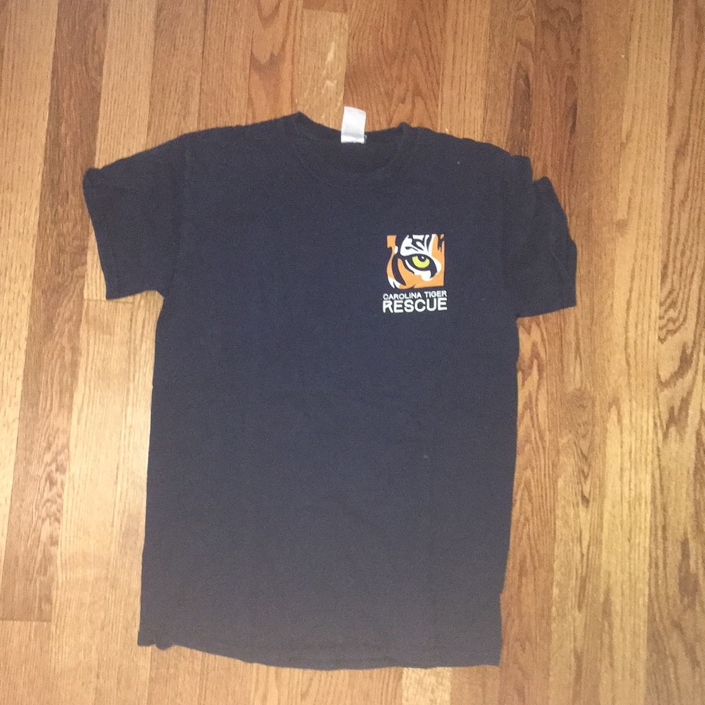 Cute navy blue t-shirt with Tiger logo